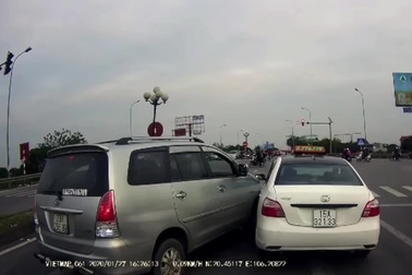 Quen thói “điền vào chỗ trống" tài xế lao xe vào giữa hai ô tô khác