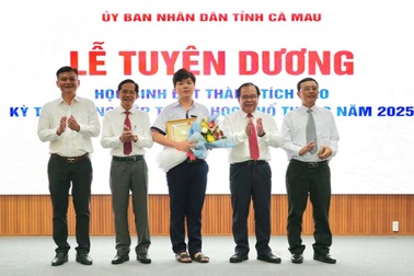 Hai thủ khoa kỳ thi tốt nghiệp THPT năm 2025 được tặng xe máy