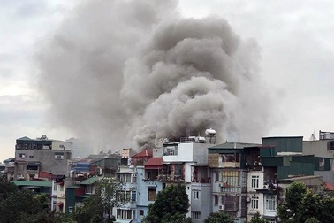 Cháy quán karaoke trong ngõ nhỏ ở Hà Nội