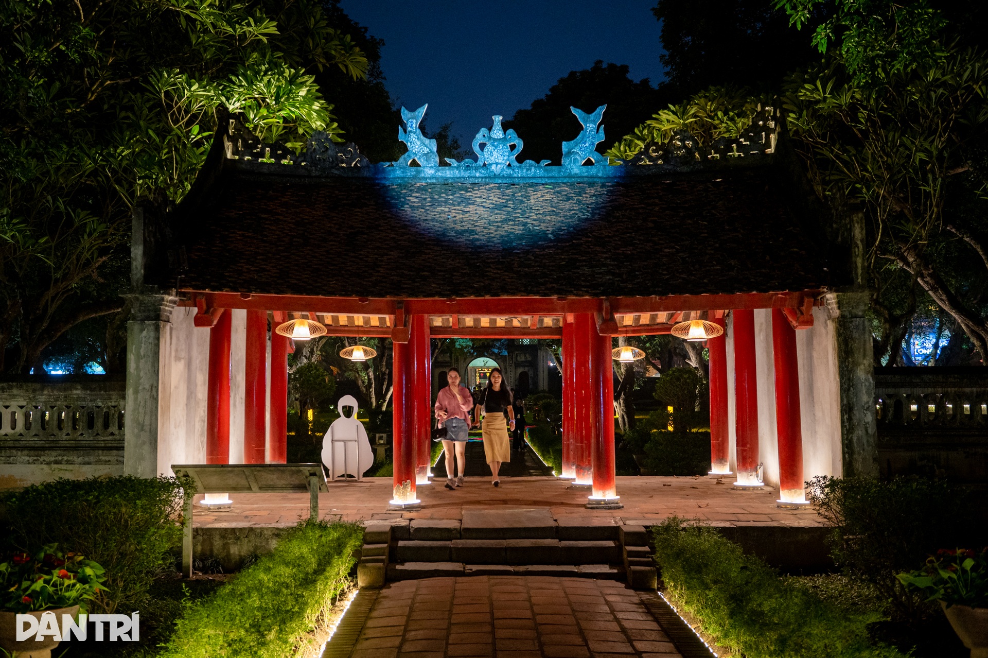 Người dân xếp hàng kín sân Văn Miếu xem trình chiếu 3D trong tour đêm - 4 Người dân xếp hàng kín sân Văn Miếu xem trình chiếu 3D trong tour đêm - 4