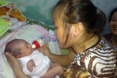 Bé gái sơ sinh bị bỏ rơi tại ngã ba đường