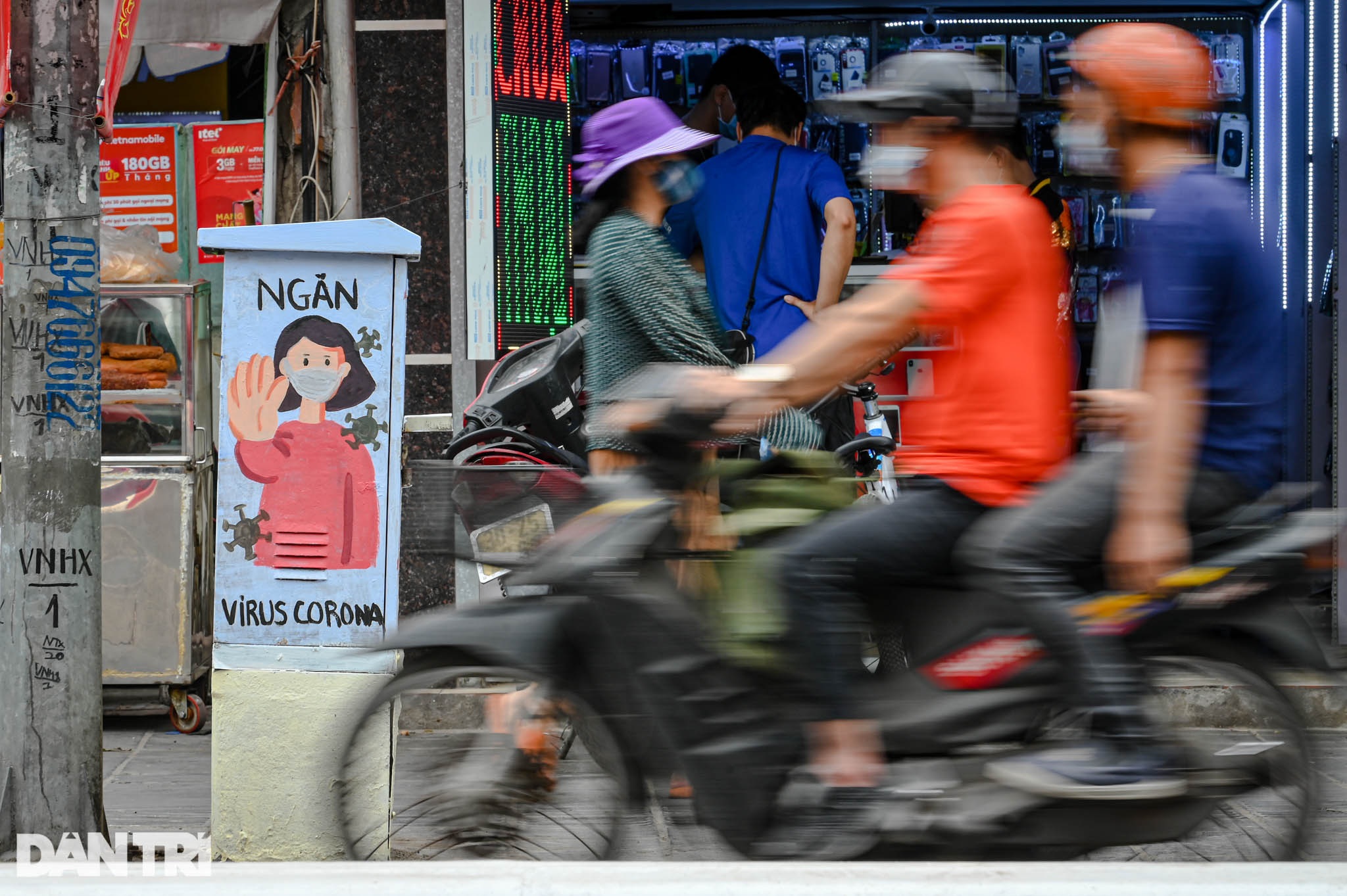 Ấn tượng những bốt điện chống dịch trên đường phố Hà Nội - 9 Ấn tượng những bốt điện chống dịch trên đường phố Hà Nội - 9