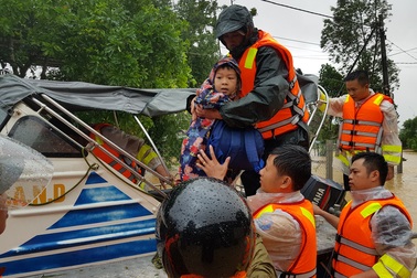 Vượt mưa lũ vào từng khu dân cư giải cứu người dân