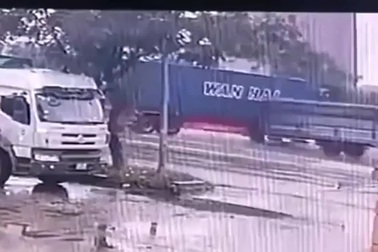 Qua đường như chỗ không người, xe container gây tai nạn cho xe tải