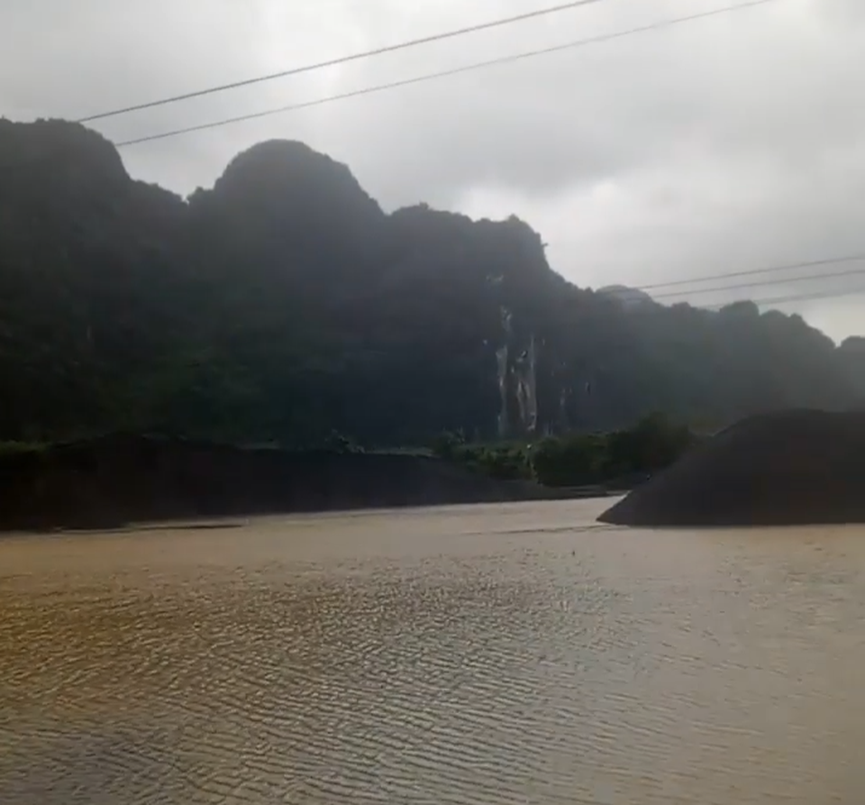 Hàng ngàn người đang bị cô lập vì nước lũ dâng cao - 1 Hàng ngàn người đang bị cô lập vì nước lũ dâng cao - 1