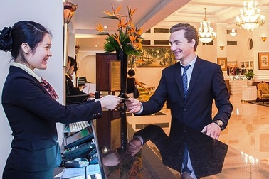 Nhân viên khách sạn 5 sao nhận lương... 14 triệu đồng/tháng