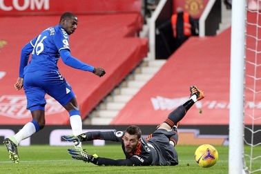 Sai lầm liên tiếp, De Gea mất suất bắt chính ở Man Utd?