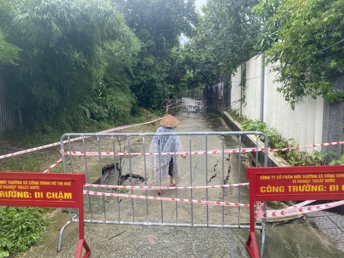 Đoạn đường ở phường Kim Long, TP Huế bị sụt lún do mưa lớn kéo dài những ngày qua