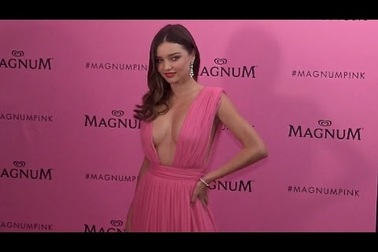 Miranda Kerr rực rỡ váy hồng