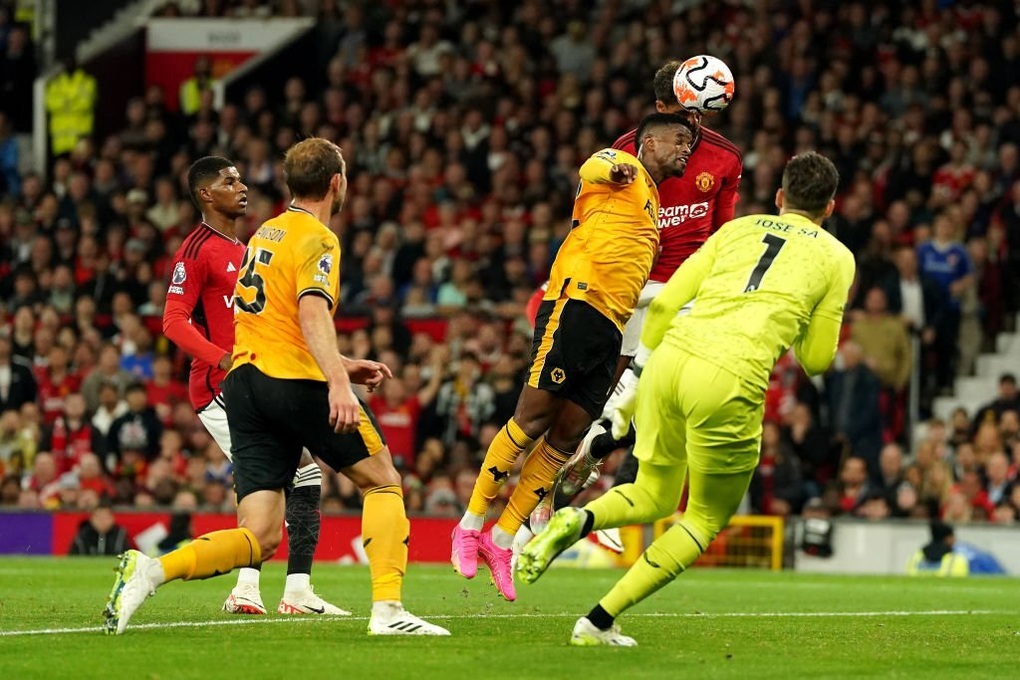 Varane lập công, Man Utd may mắn hạ Wolves - 2 Varane lập công, Man Utd may mắn hạ Wolves - 2