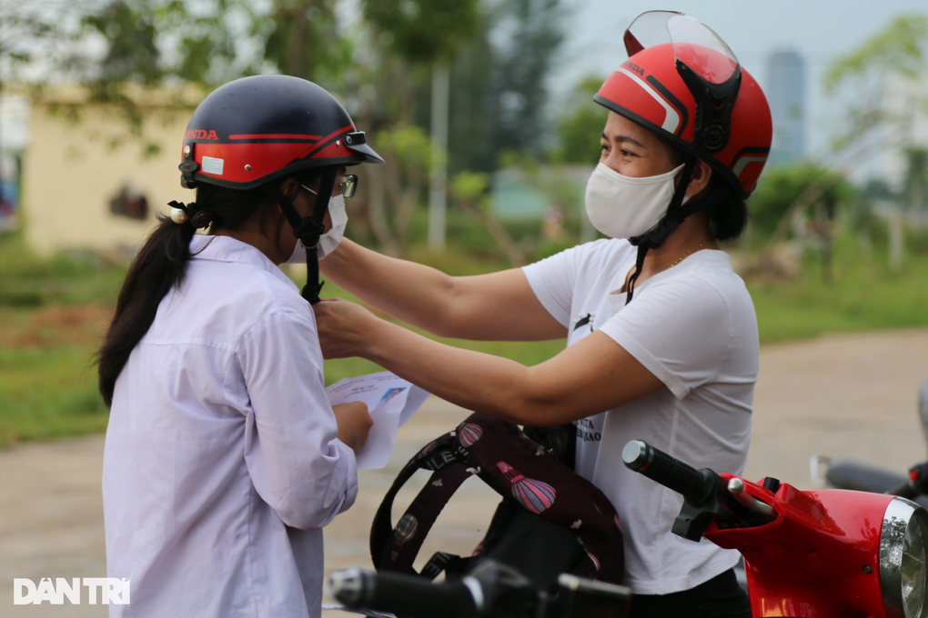Sáng nay, gần 1 triệu thí sinh bước vào môn thi đầu tiên Ngữ Văn - 13 Sáng nay, gần 1 triệu thí sinh bước vào môn thi đầu tiên Ngữ Văn - 13
