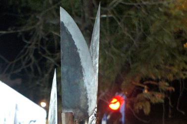 Giấu 3 ngọn giáo tự chế trong cốp ô tô