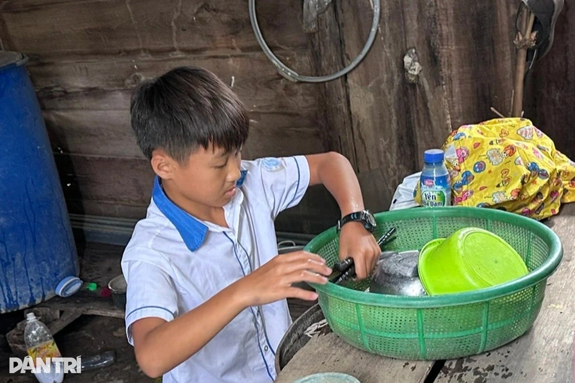 20 học sinh tự sống với nhau ở khu nhà hoang, bữa cơm chỉ cá khô và mì tôm - 5