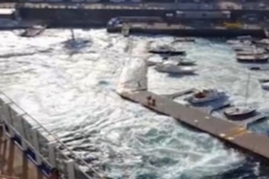 Du thuyền 134.000 tấn tạo “sóng thần” đánh đắm tàu