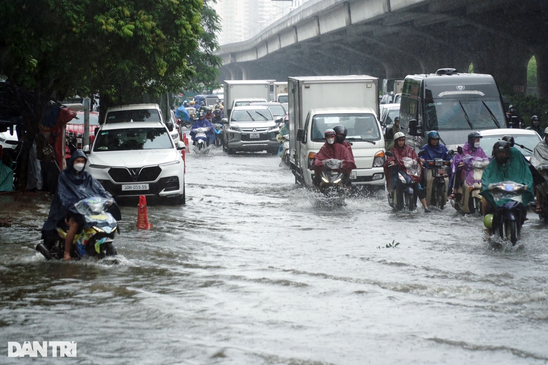 Mưa lớn do ảnh hưởng bão số 2: Giao thông Hà Nội tê liệt, ùn tắc kéo dài - 11 Mưa lớn do ảnh hưởng bão số 2: Giao thông Hà Nội tê liệt, ùn tắc kéo dài - 11