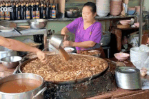 Quán mì bò có nồi nước hầm suốt 50 năm không hề đổ, khách Việt ăn vì tò mò