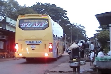 Tài xế xe “dù” tông thẳng vào con gái chủ xe đăng ký bến bãi