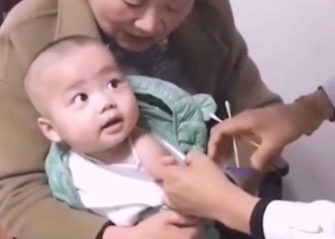 Em bé đang khóc lóc vật vã vì sắp bị tiêm, vừa nhìn thấy cô y tá xinh đẹp thì lập tức nín khóc, mở to mắt đầy vẻ "háo sắc" khiến người xem không thể nhịn cười - Ảnh 4. Em bé đang khóc lóc vật vã vì sắp bị tiêm, vừa nhìn thấy cô y tá xinh đẹp thì lập tức nín khóc, mở to mắt đầy vẻ "háo sắc" khiến người xem không thể nhịn cười - Ảnh 4.