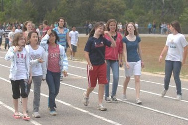 Thầy trò đi bộ để quyên tiền mua thiết bị học tập