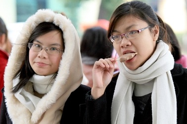 Giới trẻ Hà Nội đổ xô ăn kem giữa trời đông giá rét