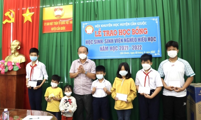 Trẻ em mồ côi do dịch COVID-19 có hoàn cảnh đặc biệt khó khăn nhận học bổng từ Quỹ Khuyến học huyện Cần Giuộc, tỉnh Long An.