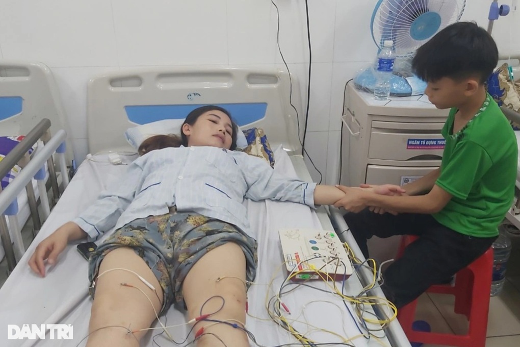 Thương cảnh nam sinh lớp 7 thay bố chăm mẹ liệt nửa người ở viện - 1 Thương cảnh nam sinh lớp 7 thay bố chăm mẹ liệt nửa người ở viện - 1