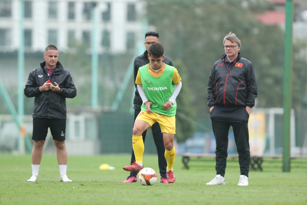 Ngôi sao trẻ U20 Việt Nam tái ngộ HLV Philippe Troussier - 4 Ngôi sao trẻ U20 Việt Nam tái ngộ HLV Philippe Troussier - 4