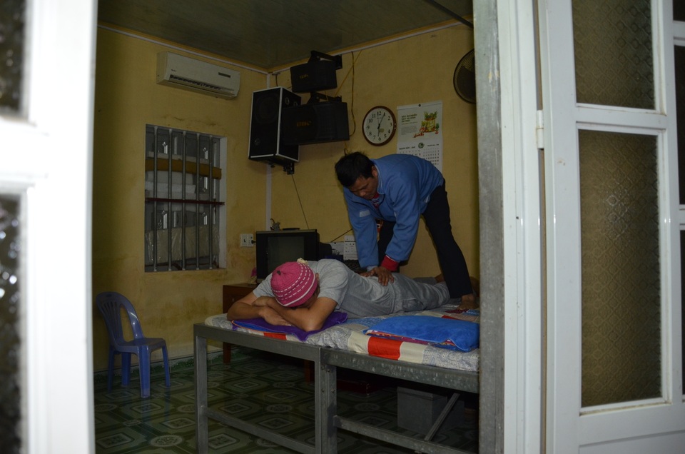Được bạn đọc giúp đỡ, con gái người cha mù hát rong đã ghép sọ thành công - 6 Được bạn đọc giúp đỡ, con gái người cha mù hát rong đã ghép sọ thành công - 6