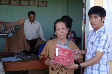 Bạn đọc báo Dân trí tặng 100 áo len giúp người dân vùng lũ Bình Định