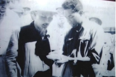 Chủ mỏ và nữ ca sỹ vùng cao vinh dự được Bác Hồ khen