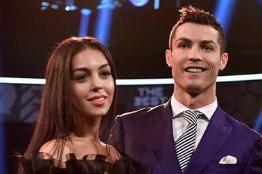 Khoe tình yêu hạnh phúc, bạn gái C.Ronaldo bất ngờ bị chê “không biết xấu hổ”