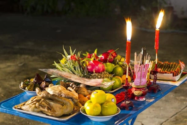 Mâu thuẫn khi giật đồ cúng cô hồn, 3 người bị chém ở TPHCM