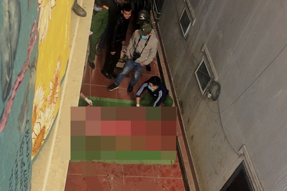 Trèo lên mái nhà quay video Tik Tok, nam thanh niên rơi xuống đất tử vong - 1 Trèo lên mái nhà quay video Tik Tok, nam thanh niên rơi xuống đất tử vong - 1
