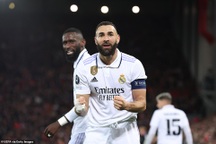 Benzema và Vinicius lập cú đúp, Real Madrid ngược dòng hạ Liverpool