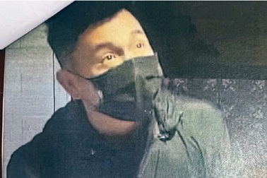 Công an Hà Nội truy tìm đối tượng vờ mua hàng để cướp tiệm vàng