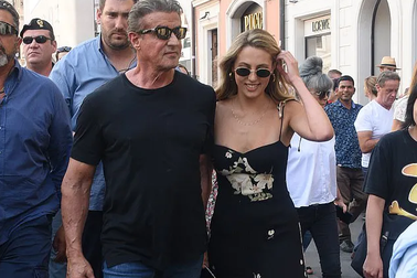 "Người hùng cơ bắp" Sylvester Stallone rạng rỡ đi chơi cùng vợ con