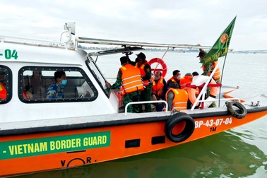 Tập trung tìm kiếm 2 nạn nhân còn mất tích trong vụ lật ca nô