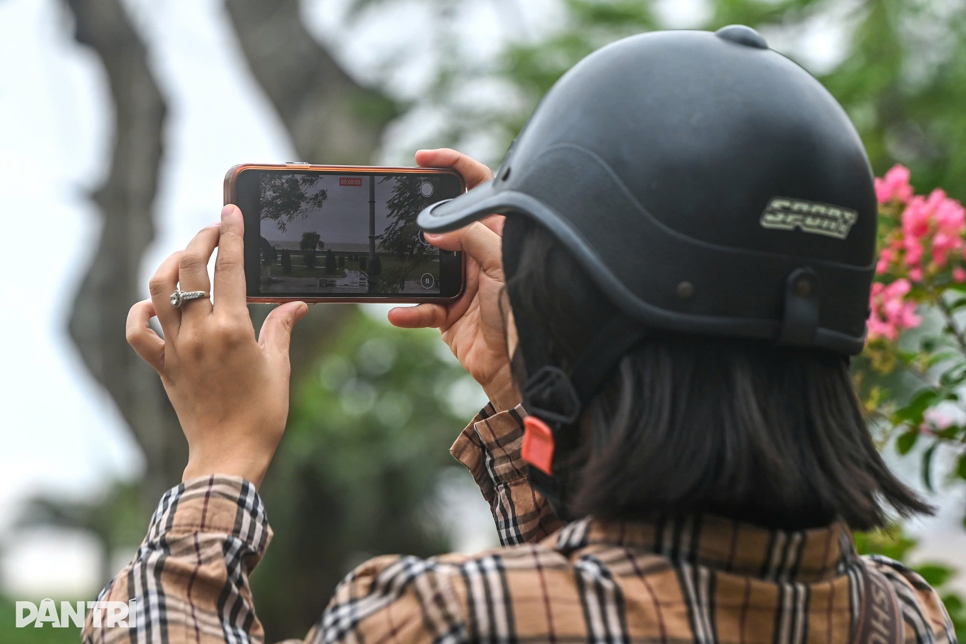 Sóng biển Đồ Sơn cao 8m, xe cảnh sát hú còi nhắc dân về nơi an toàn - 8