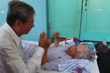 Bốn cán bộ, giáo viên bị tạt a-xít đối mặt với nguy cơ bị mù