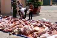 Bắt “nóng” hơn 1 tấn thịt heo thối đang trên đường ... ra chợ