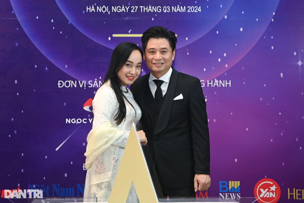 NSND Xuân Bắc lịch lãm, Hòa Minzy gợi cảm ở thảm đỏ Lễ trao giải Cống hiến - 8 NSND Xuân Bắc lịch lãm, Hòa Minzy gợi cảm ở thảm đỏ Lễ trao giải Cống hiến - 8