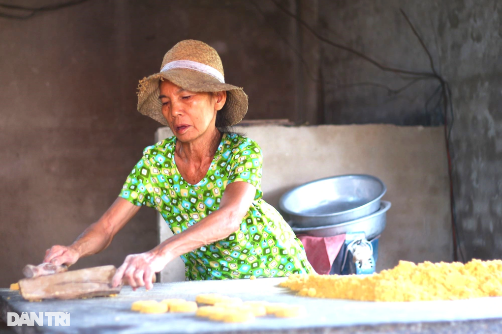 Làng bánh truyền thống giảm 40% sản lượng, lo người dân chê - 1