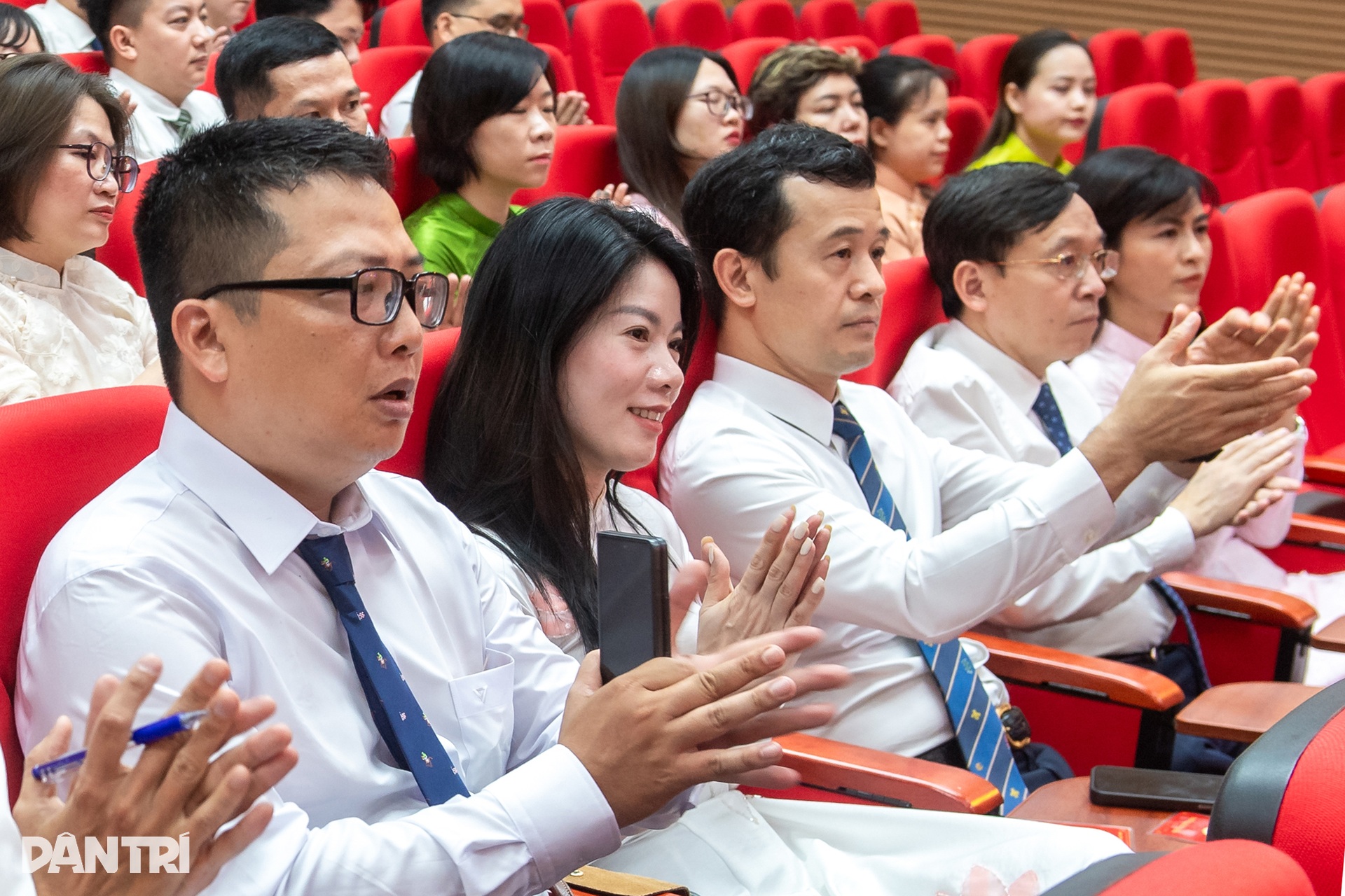Toàn cảnh Đại hội Đảng bộ báo Dân trí nhiệm kỳ 2025-2030 - 5 Toàn cảnh Đại hội Đảng bộ báo Dân trí nhiệm kỳ 2025-2030 - 5