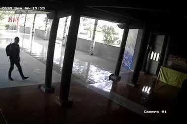 Hai thanh niên trộm thùng tiền công đức ngay trong chùa khiến nhiều người phẫn nộ