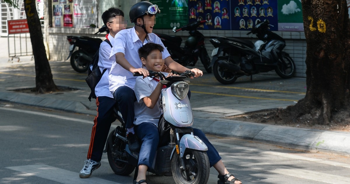 View - Nhan nhản học sinh, sinh viên vi phạm luật giao thông ở Hà Nội | Báo Dân trí