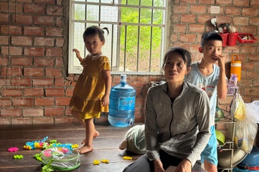 Chồng mất vì tai nạn, người phụ nữ nghèo gồng gánh nuôi 5 con