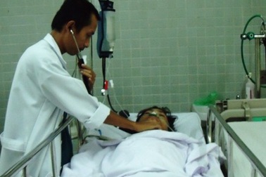 Cứu sống “hiệp sĩ” bị cướp đâm xuyên màng phổi, thủng gan