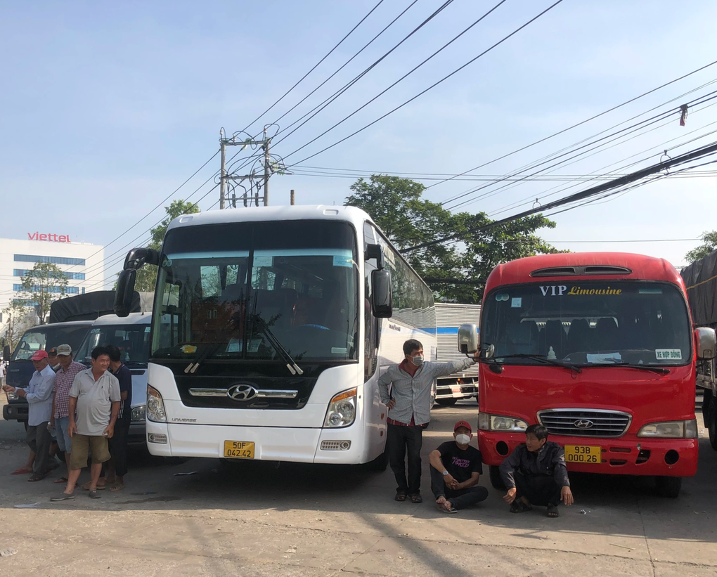 Xếp hàng 10 tiếng mới đi đến cổng trung tâm đăng kiểm - 4 Xếp hàng 10 tiếng mới đi đến cổng trung tâm đăng kiểm - 4
