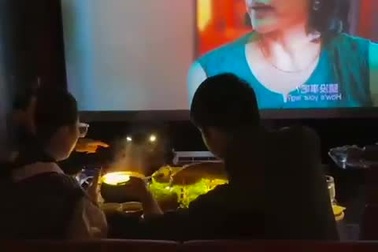 Rạp phim phục vụ khách tận răng: Xem phim và ăn lẩu nóng hổi tại chỗ