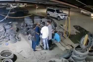 5 người đàn ông bất ngờ bị "hố tử thần" nuốt chửng